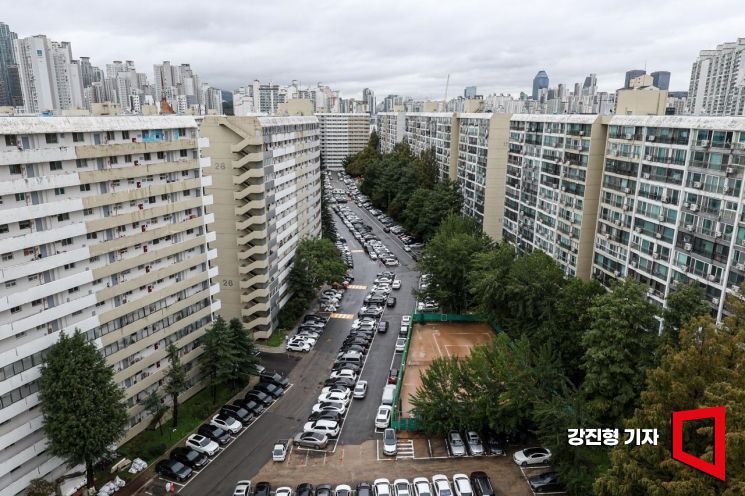 13일 재건축 정비계획 변경안이 통과돼 재건축 정비사업에 속도가 붙은 서울 강남구 은마아파트. 2025.10.13 강진형 기자