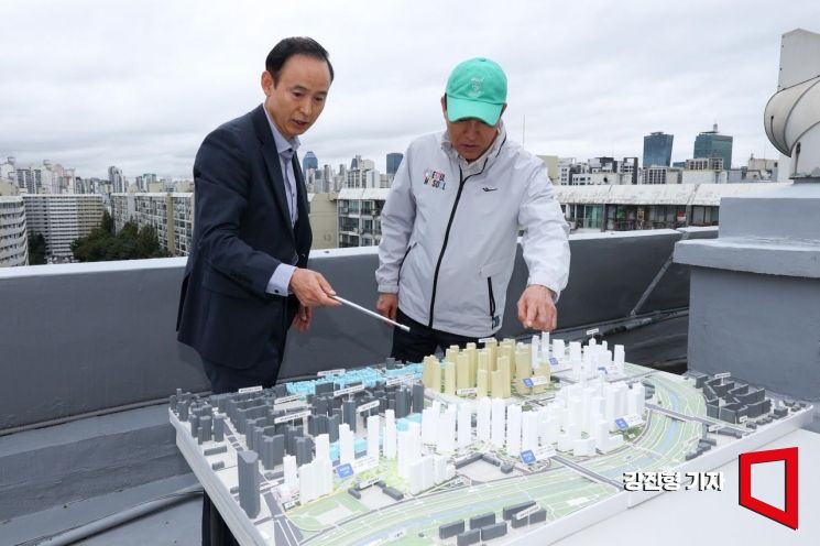 [포토] 대치동 재건축 단지계획도 보는 오세훈 서울시장