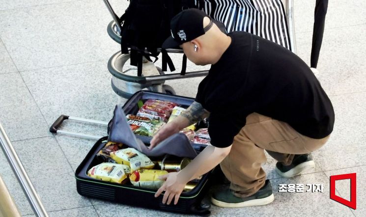 [이미지 다이어리] K-과자로 가득 채운 캐리어