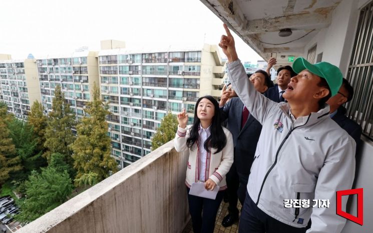 [포토] 은마아파트 노후 점검하는 오세훈 서울시장