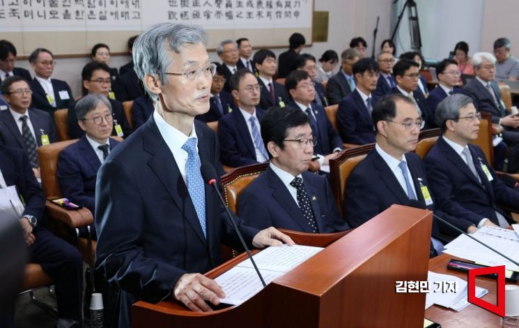 조희대 대법원장이 13일 국회에서 열린 법제사법위원회 국정감사에 출석해 발언하고 있다. 2025.10.13 김현민 기자