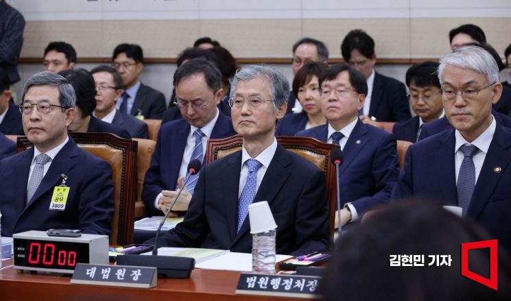 조희대 대법원장이 13일 국회에서 열린 법제사법위원회 국정감사에 출석하고 있다. 2025.10.13 김현민 기자
