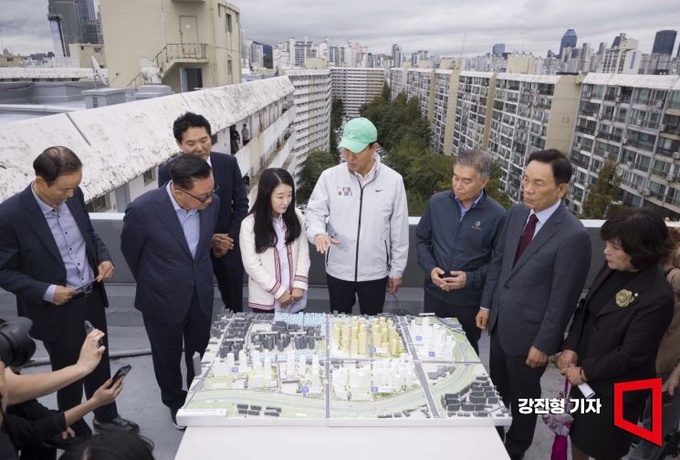 [포토] 대치동 재건축 도감 보는 서울시장