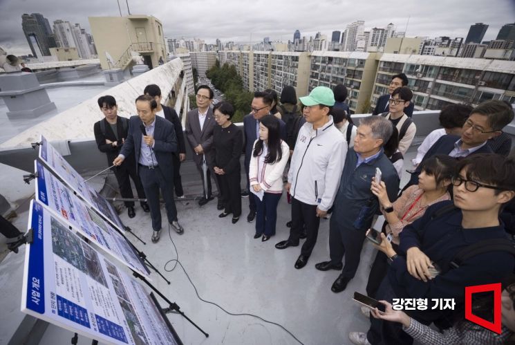 [포토] 은마아파트 재건축 사업계획 전달 받는 서울시장