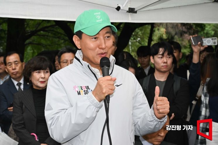 오세훈 서울시장이 13일 오전 재건축 정비계획 변경안이 통과된 서울 강남구 대치동 은마아파트를 찾아 주민 간담회를 하고 있다. 2025.10.13 강진형 기자