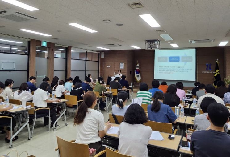 광주전남권역암생존자통합지지센터장인 최유리 화순전남대병원 가정의학과 교수가 암생존자통합지지센터의 역할과 생존자 특성을 주제로 강의하고 있다. 화순전남대병원 제공
