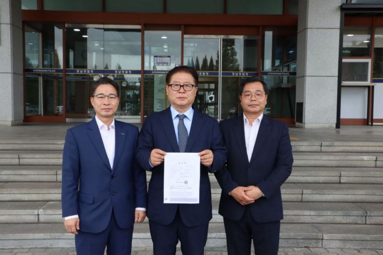 송순호 전 민주당 경남도당위원장(왼쪽부터), 이재영 도당 수석부위원장, 하귀남 변호사가 김미나 창원시의원에 대한 고발장을 들어보이고 있다. 더불어민주당 경남도당 제공
