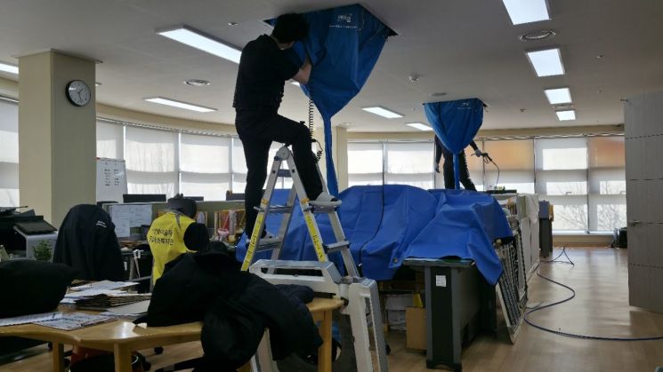 복지시설 내 감염 예방을 위해 에어컨 분해 청소 및 방역소독을 실시하고 있다. 희망브리지