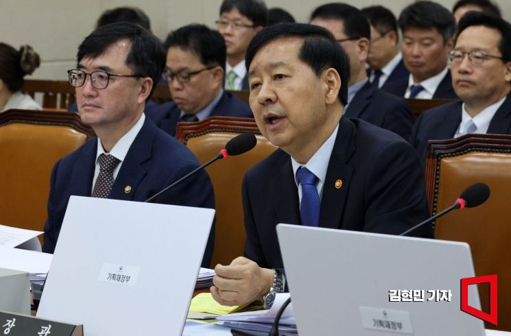 구윤철 부총리 겸 기획재정부 장관이 13일 국회에서 열린 기획재정위원회 국정감사에서 의원 질의에 답하고 있다. 2025.10.13 김현민 기자