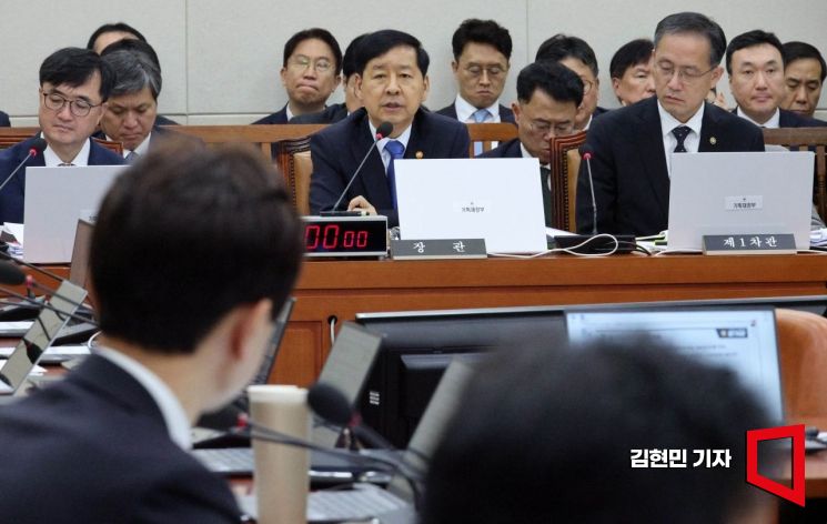 구윤철 부총리 겸 기획재정부 장관이 13일 국회에서 열린 기획재정위원회 국정감사에서 의원 질의에 답하고 있다. 2025.10.13 김현민 기자