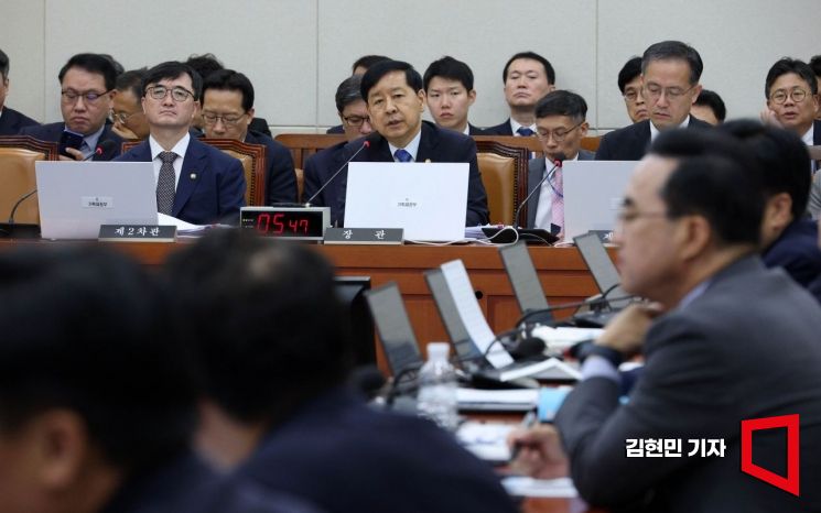 구윤철 부총리 겸 기획재정부 장관이 13일 국회에서 열린 기획재정위원회 국정감사에서 의원 질의에 답하고 있다. 2025.10.13 김현민 기자