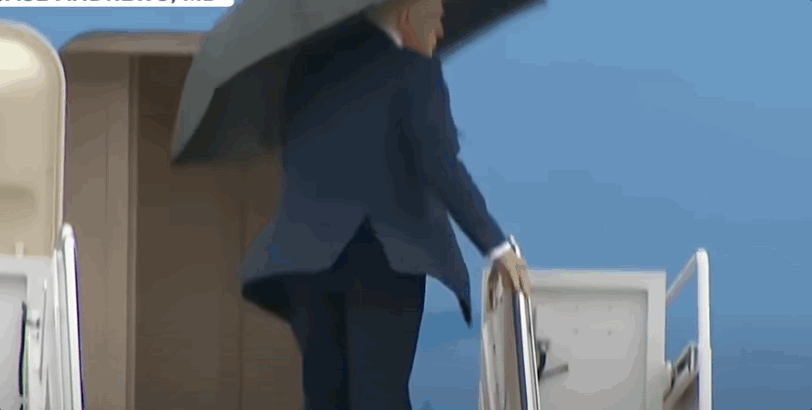 트럼프에 필요한 건 완전 자동우산?…우산 못접는 모습 또 포착