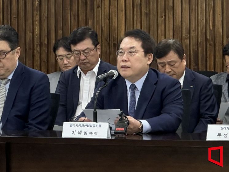 이택성 한국자동차산업협동조합 이사장이 13일 서울 서초구 한국자동차산업협동조합에서 열린 '2035 국가 온실가스 감축목표(NDC) 설정 관련 부품업계 기자회견'에서 발언하고 있다. 이성민 기자