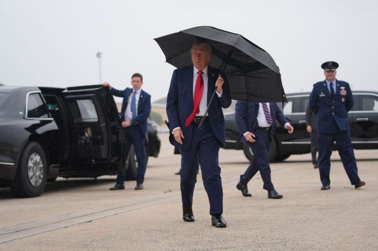 트럼프에 필요한 건 완전 자동우산?…우산 못접는 모습 또 포착
