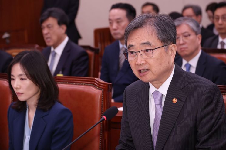 조현 외교부 장관이 13일 서울 여의도 국회에서 열린 외교통일위원회 국정감사에서 의원 질의에 답하고 있다. 2025.10.13 연합뉴스