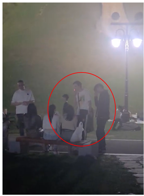 제보자가 지난 12일 경주 신라문화제에서 관광객들이 고분 근처에서 흡연을 하고 있다며 제보한 사진. 온라인 커뮤니티 보배드림