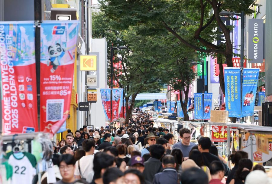 Tourists and citizens are passing through Myeongdong Street in Jung-gu, Seoul. Photo by Yonhap News Agency