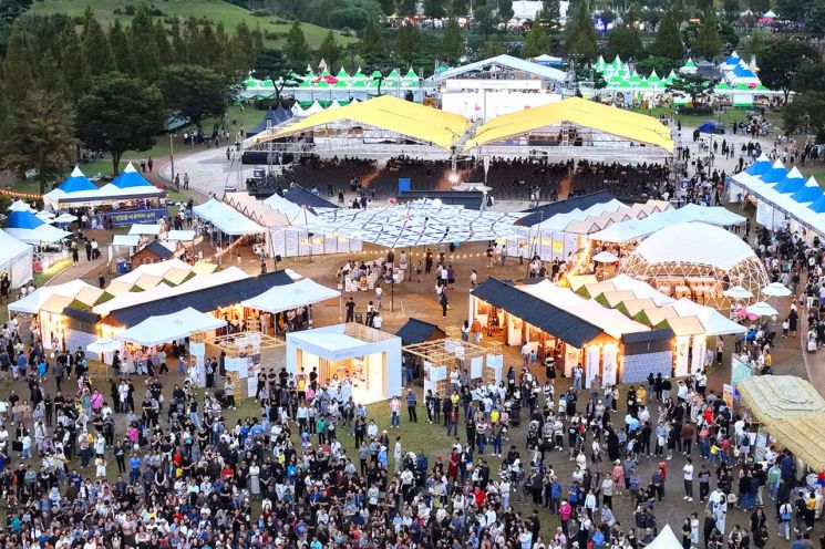 안성맞춤랜드에서 열린 '2025 안성맞춤 남사당 바우덕이' 축제 현장 전경. 9~12일 나흘간 열린 올해 축제에는 60만여 명이 방문했다. 안성시 제공