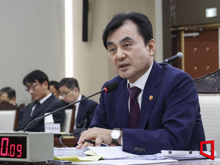 이재명 정부 첫 국정감사가 시작된 13일 오전 서울 용산구 국방부 청사에서 열린 2025 국방부 국정감사에서 안규백 국방부 장관이 의원 질의에 답하고 있다. 국회사진기자단