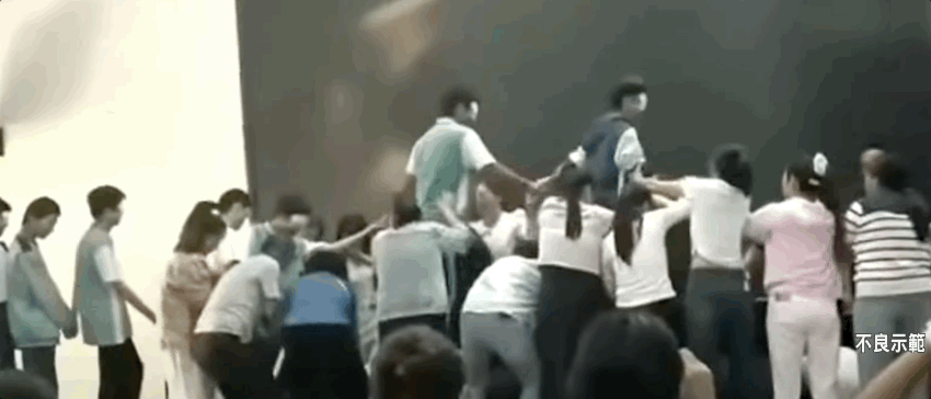 엎드린 학부모들 양옆에 서 있는 사람들이 눈을 가린 학생들의 팔을 잡고 앞으로 이동할 수 있도록 돕는 모습도 담겼다. 진행자가 감성적인 음악을 틀어주며 "어서 하세요"라고 말하며 학생들을 격려했다고 SCMP는 전했다. TVBS NEWS