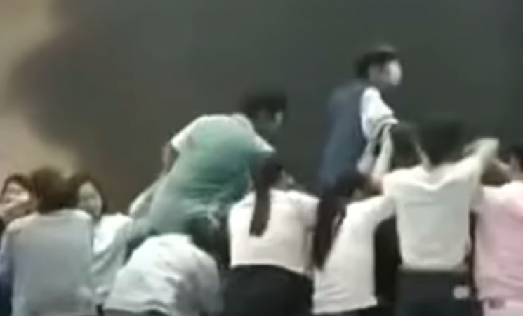 사회관계망서비스(SNS)에서 올라온 사진과 영상을 보면, 학교 내 강당으로 보이는 곳에서 눈가리개를 한 학생들이 바닥에 줄지어 엎드려 있는 학부모들의 등을 밟고 지나갔다. TVBS NEWS