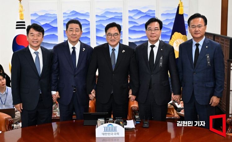 우원식 국회의장과 여야 원내대표가 13일 국회에서 열린 국회의장 주재 여야 원내대표 회동에서 기념촬영을 하고 있다. 왼쪽부터 더불어민주당 문진석 원내운영수석부대표·김병기 원내대표, 우원식 의장, 국민의힘 송언석 원내대표·유상범 원내운영수석부대표. 2025.10.13 김현민 기자
