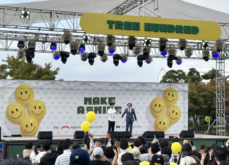 지난 9일 울진 왕피천공원에서 열린 ‘트리헌드레드 페스티벌’에 산불 피해 주민과 관광객들이 참여해 공연을 즐기고 있다. 희망브리지
