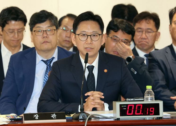 배경훈 과기부총리 겸 과학기술정보통신부 장관이 13일 정부세종청사에서 열린 국회 과학기술정보방송통신위원회 국정감사에서 여야 위원들의 질의에 답하고 있다. 연합뉴스