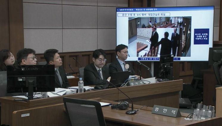 13일 서울 서초구 서울중앙지법에서 열린 한덕수 전 국무총리의 내란 우두머리 방조 혐의 등 2차 공판에서 지난해 비상계엄 당일 대통령실 폐쇄회로CCTV 영상 일부가 공개되고 있다. 서울중앙지법 제공 연합뉴스
