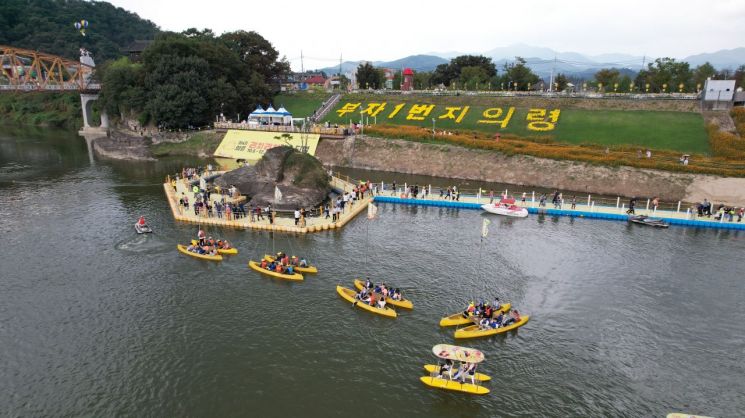 의령군에서 열린 리치리치페스티벌 현장. 솥바위 주변으로 수상자전거가 운영되고 있다. 경남 의령군
