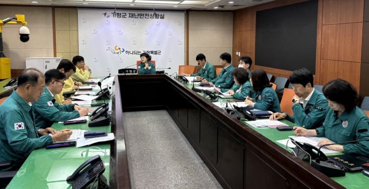 가평군은 13일 오전 8시 30분 재난상황실에서 '청평면 화재사고 수습대책 긴급 상황판단회의'를 열고 있다. 가평군 제공