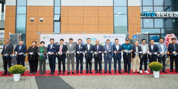 이충우 여주시장 등 참석자들이 지난 10일 가남 태평문화공원에서 수요응답형 교통수단 '똑버스' 개통식에서 테이프커팅을 하고 있다. 여주시 제공