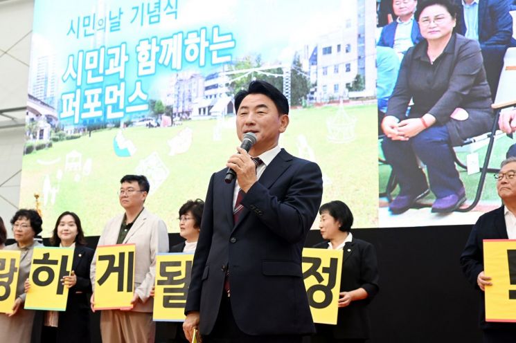 김동근 시장이 10월 11일 '제54회 의정부시민의 날 기념식'에서 인사말을 하고 있다. 의정부시 제공