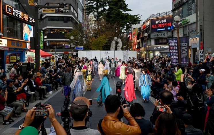 10월 9일 제579돌 한글날을 기념해 행복로에서 열린 ‘제2회 한글, 그 아름다움에 반하다’ 시민모델 패션쇼 모습. 의정부시 제공
