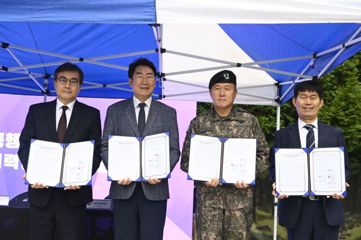 원강수 원주시장(왼쪽 두 번째)이 13일 신림면 황둔리 캠핑장(피노키오숲)에서 산림항공본부, 제36보병사단, (재)원주미래산업진흥원과 '첨단드론 공공행정분야 확대를 위한 업무협약(MOU)'을 체결하고 있다. 원주시 제공