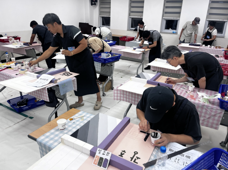 고성군 도시재생지원센터가 지역 주민의 직업 역량 강화를 위해 건축도장기능사 자격증 과정을 성공적으로 운영하고 있다. 강원 고성군 제공