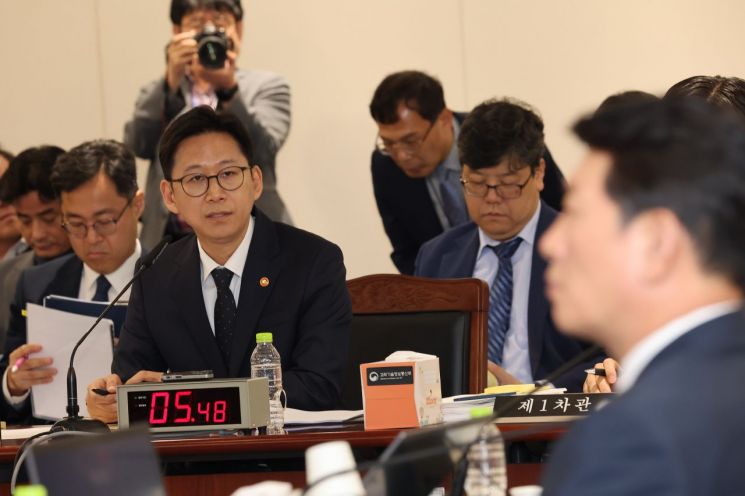 배경훈 과기부총리 겸 과학기술정보통신부 장관이 13일 정부세종청사에서 열린 국회 과학기술정보방송통신위원회 국정감사에서 여야 위원들의 질의에 답하고 있다. 연합뉴스