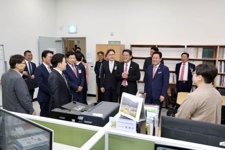 홍태용 김해시장(가운데)와 박완수 도지사가 가야고분군 세계유산관리재단 관계자들과 대화하며 웃음 짓고 있다. 김해시 제공
