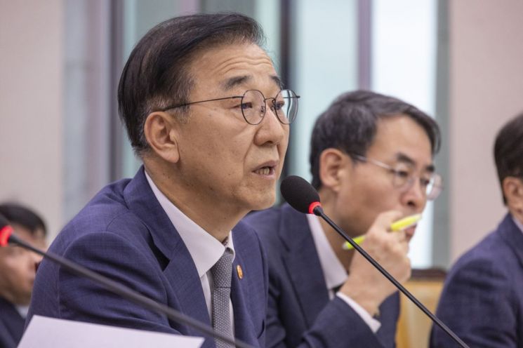 김윤덕 국토교통부 장관이 13일 국회에서 열린 2025년도 국토교통위원회 국정감사에 출석해 의원 질의에 답하고 있다. 연합뉴스