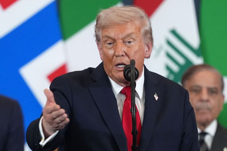 13일(현지시간) 도널드 트럼프 미국 대통령이 이집트 샤름엘셰이크에서 열린 가자 평화 정상회의에서 연설하고 있다. AFP연합뉴스