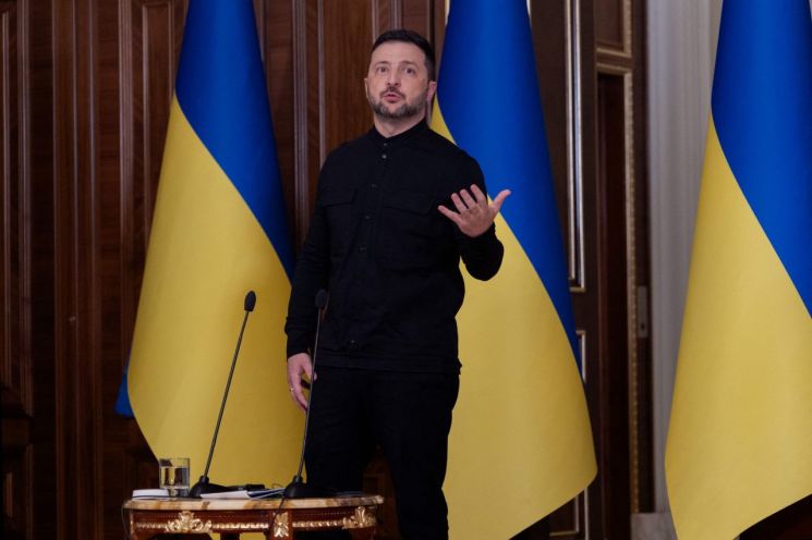 볼로디미르 젤렌스키 우크라이나 대통령이 지난 10일(현지시간) 키이우에서 열린 기자회견에서 연설하고 있다. AFP연합뉴스