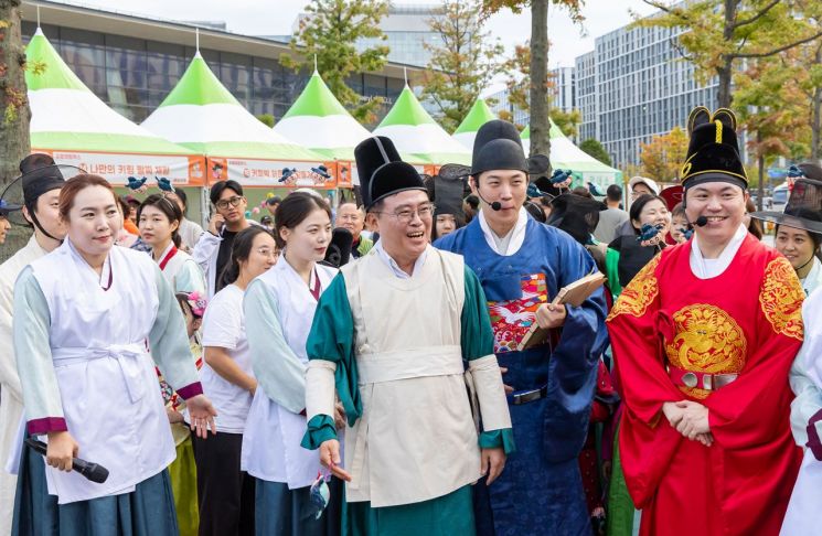 진교훈 강서구청장(맨 앞 가운데)이 지난해 허준축제에서 주민들과 소통하고 있다. 강서구 제공.