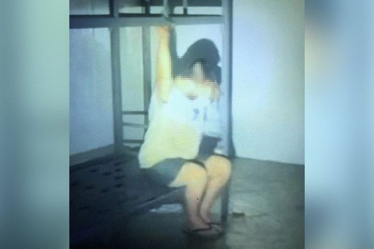 캄보디아 한 범죄단지의 내부 모습. 남성의 손이 철제 침대에 묶인 것으로 추정된다. 연합뉴스, 독자제공