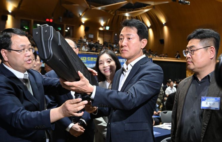 오세훈 서울시장은 지난달 17일 서울시청에서 열린 '제5차 서울시 안보포럼'에 참석해 대드론 장비를 점검했다. 서울시