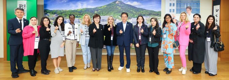 주한대사 부인들이 경북도를 방문해 이철우 경북지사와 양금희 경북도 경제부시자 등과 기념촬영을 하고 있다.