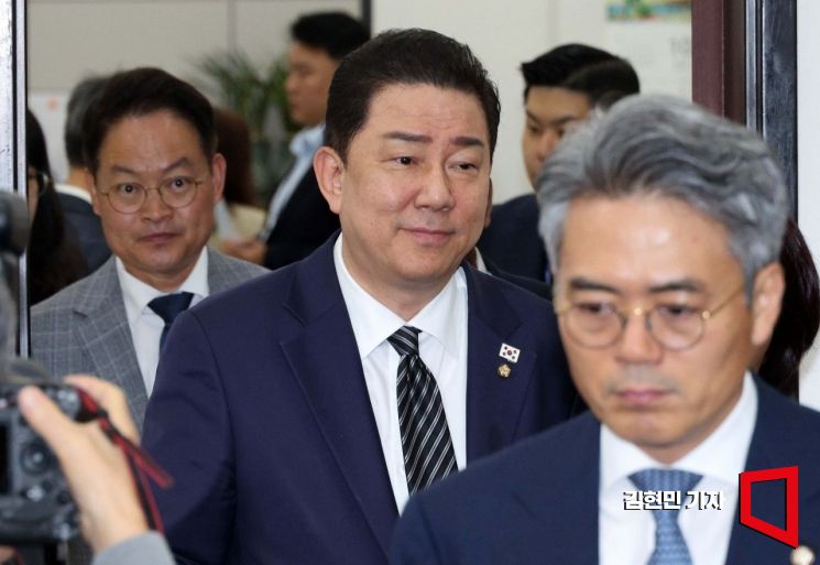 김병기 더불어민주당 원내대표가 이달 14일 국회에서 열린 국정감사 대책회의에 참석하고 있다. 2025.10.14 김현민 기자