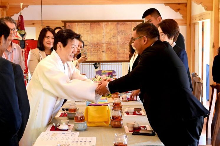 진주남강유등축제－태국 람푼 등불 축제 간 교류 협력 사진.