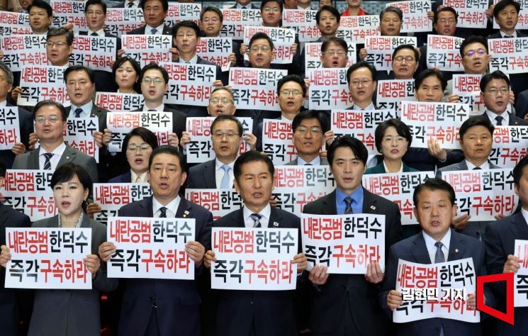 [포토] 민주당 "CCTV에 '尹 지시문' 든 모습 선명…한덕수는 계엄 공범"