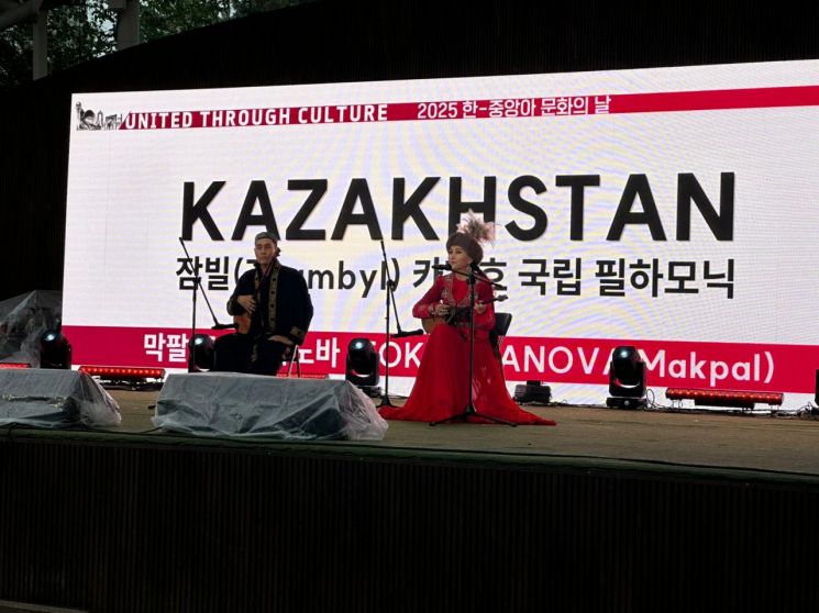 지난 6일 잠빌 카자흐스탄 국립 아카데믹 필하모닉 단원들이 카자흐 쿠이와 민요를 연주하고 있다. 주한 카자흐스탄 대사관.