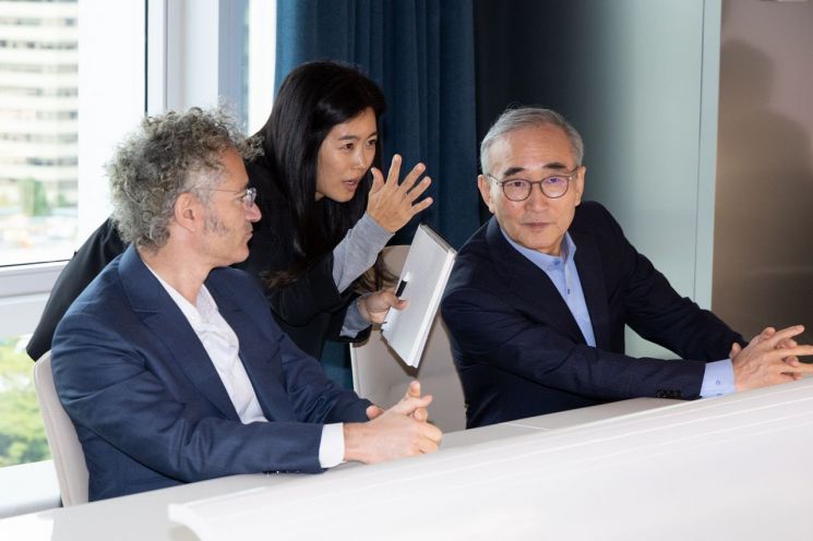 KT가 팔란티어와 한국에서 첫 CEO 회동을 개최했다. 김영섭 KT 대표(오른쪽)와 알렉스 카프 팔란티어 CEO가 대화를 나누고 있다. KT 제공